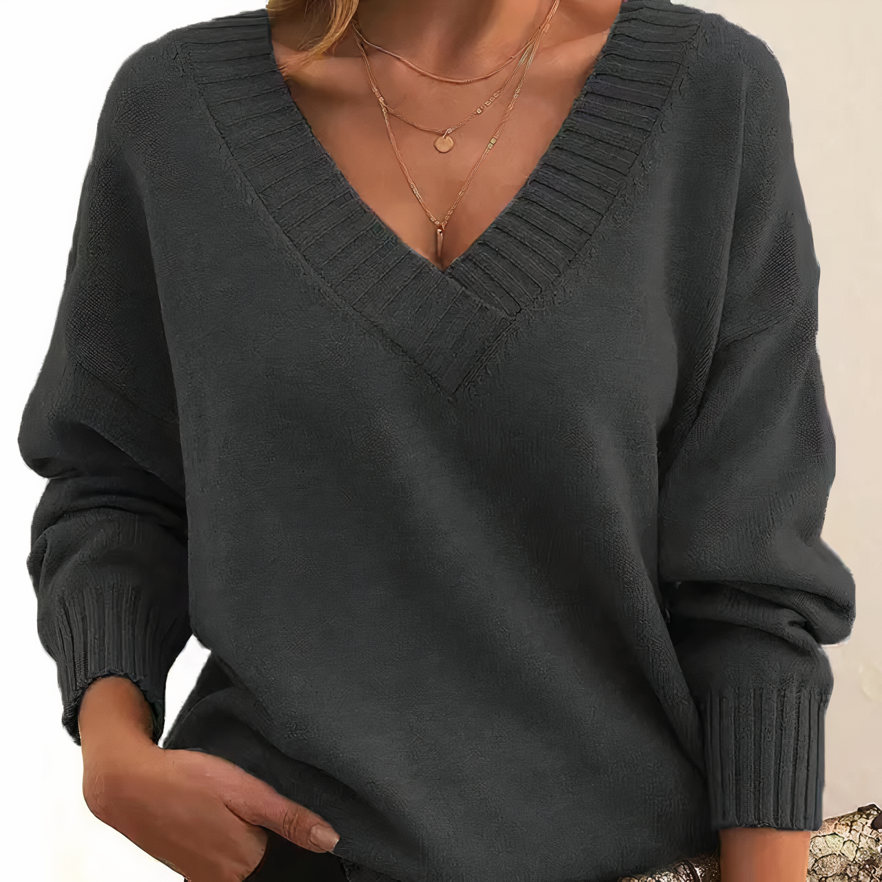 Women's black cashmere jumper in soft knit