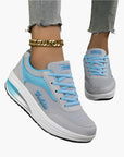 Women's orthopedic sneakers in black with supportive air cushion footbed